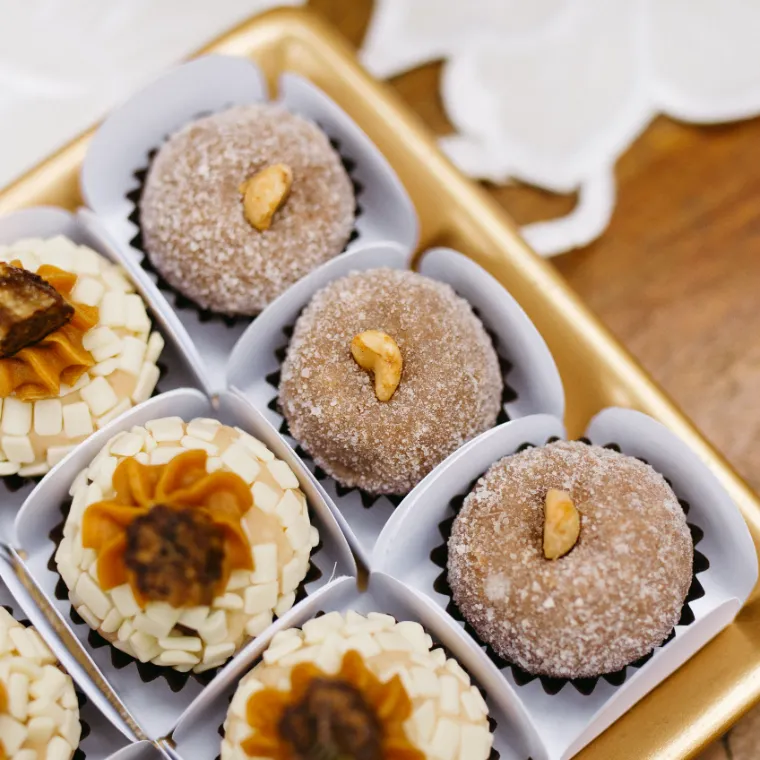 Bandeja dorada con brigadeiros gourmet